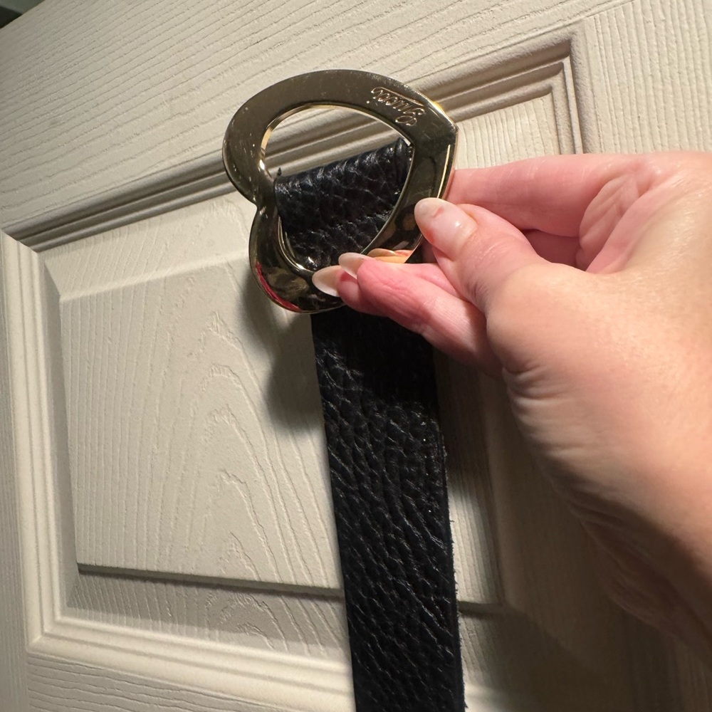 Gucci Black Leather Belt with Gold Heart Buckle - Picture 12 of 17
